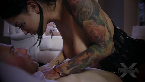https://www.xxxvideok.com/tattooed-woman-dumps-her-boyfriend/